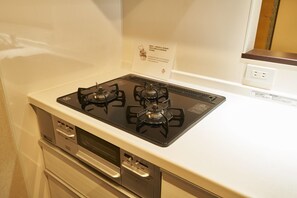 Nhà (Private Vacation Home) | Bếp nhỏ riêng | Tủ lạnh, lò vi sóng, bếp nấu, dụng cụ nấu nướng/bát dĩa/dao nĩa 