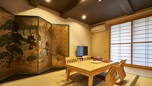Une pièce de style japonais traditionnel, avec un sol recouvert de tatamis, une table basse et un paravent en papier de riz (shoji).