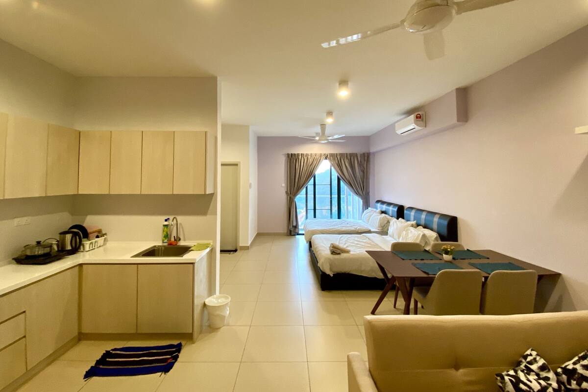 Studio (DW Home with Mountain View 30702) | Meja kerja