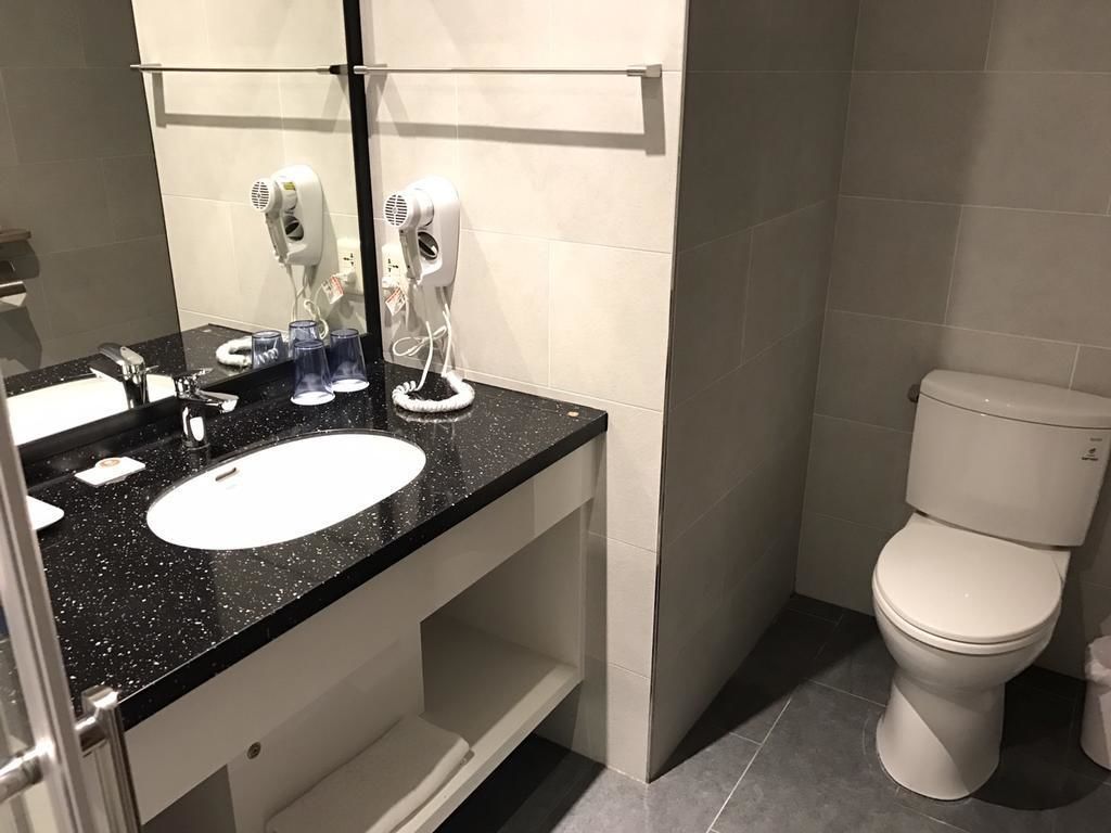 elite double room | bathroom | shower, free toiletries, hair dryer, slippers