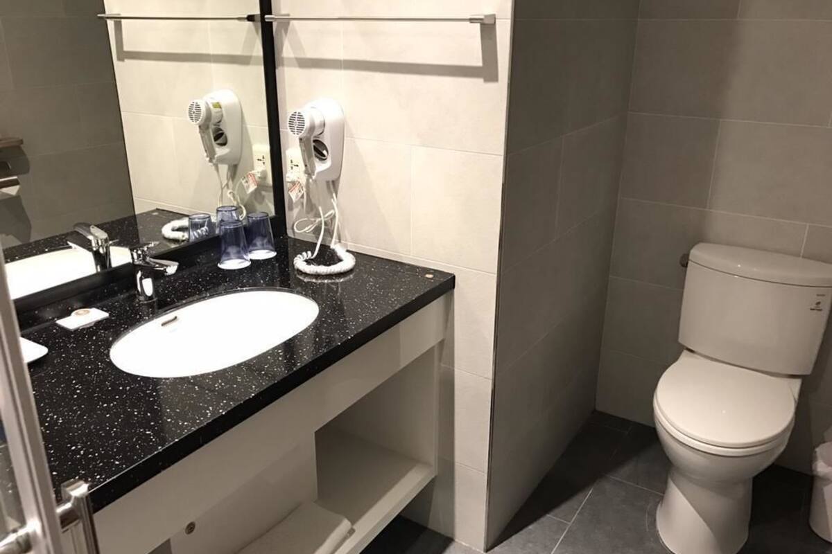 elite double room | bathroom | shower, free toiletries, hair dryer, slippers