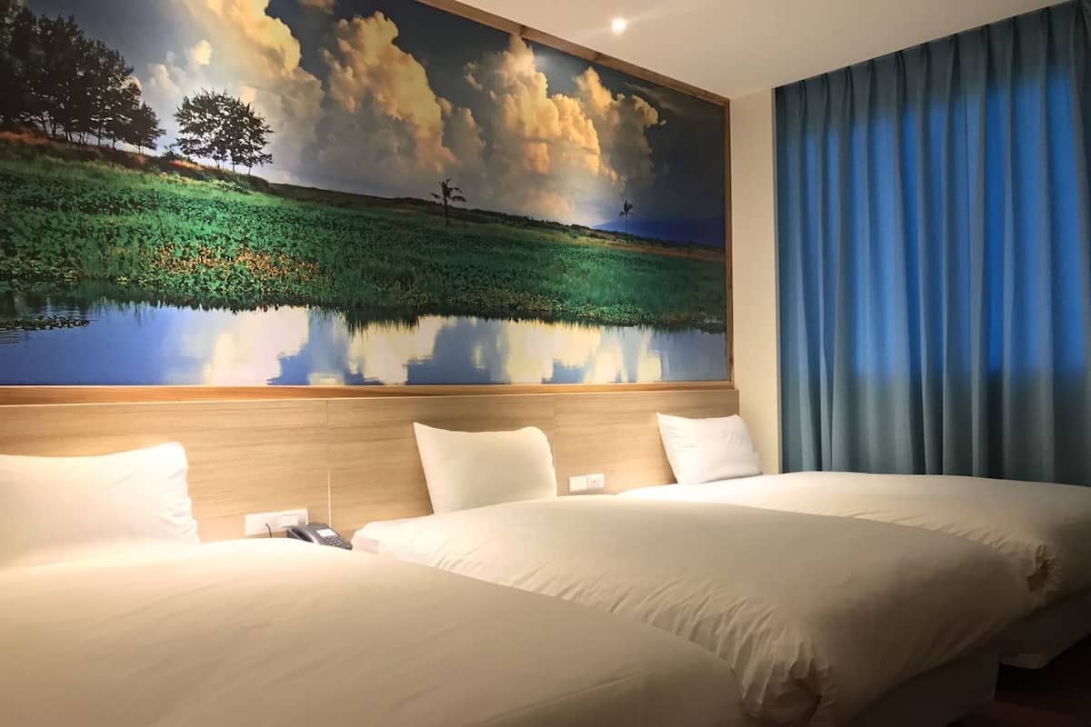 elite triple room | desk, soundproofing, free wifi, bed sheets