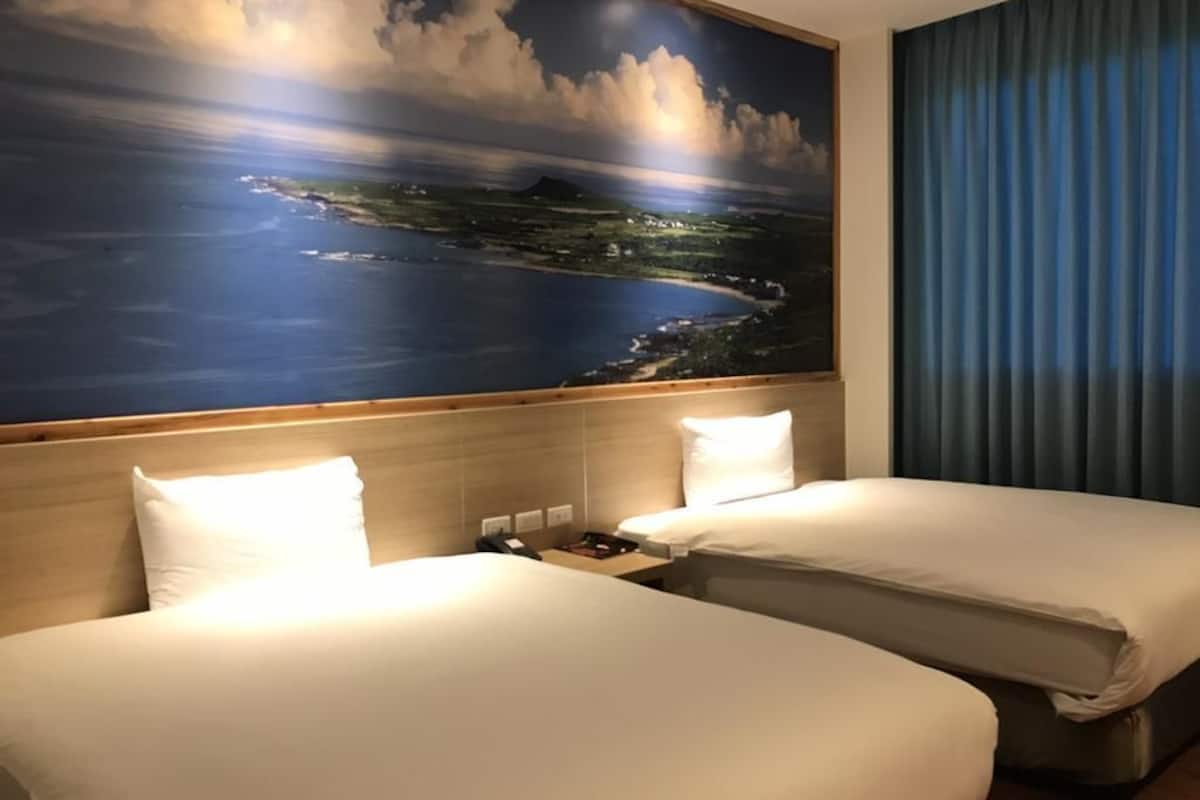 Habitación Elite con 2 camas individuales | Escritorio, sistema de insonorización, wifi gratis y ropa de cama