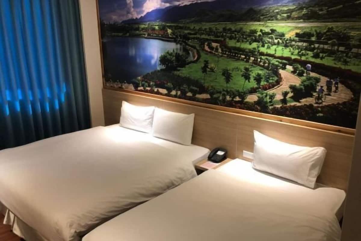 Escritorio, sistema de insonorización, wifi gratis y ropa de cama