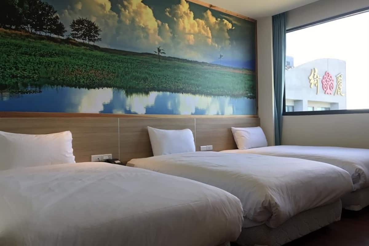 elite triple room | desk, soundproofing, free wifi, bed sheets
