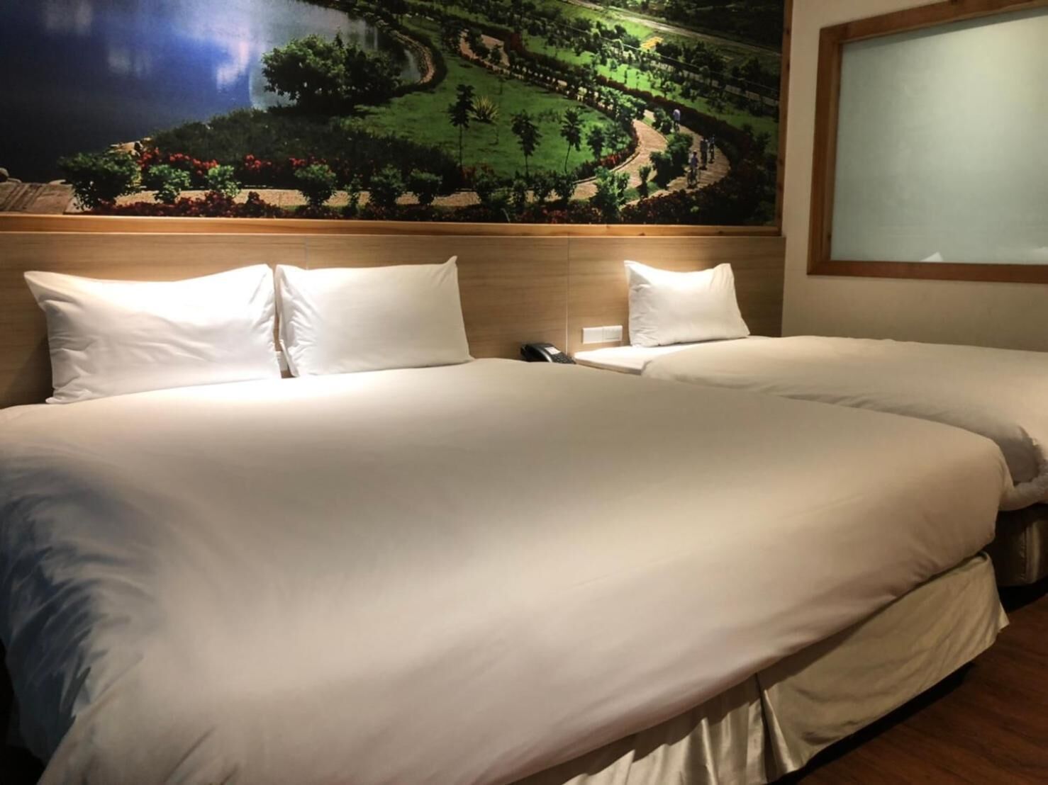 desk, soundproofing, free wifi, bed sheets