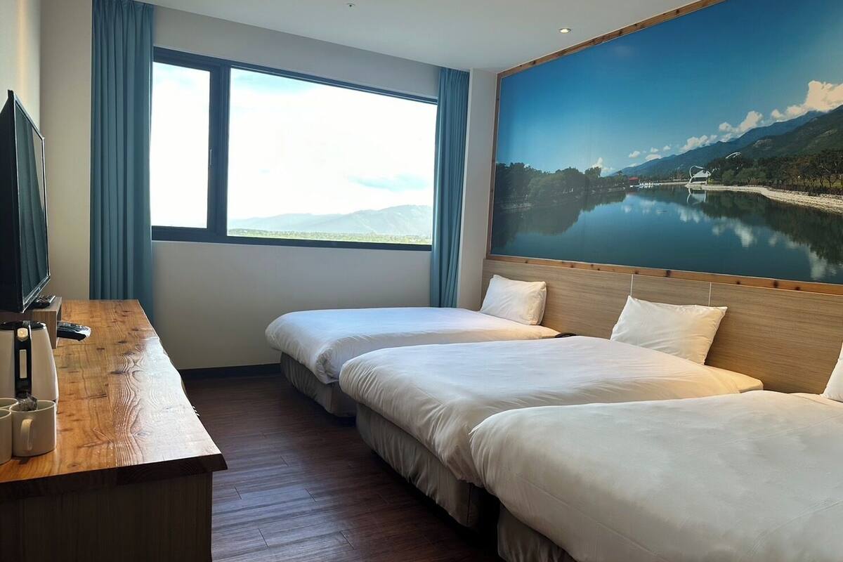 elite triple room | desk, soundproofing, free wifi, bed sheets