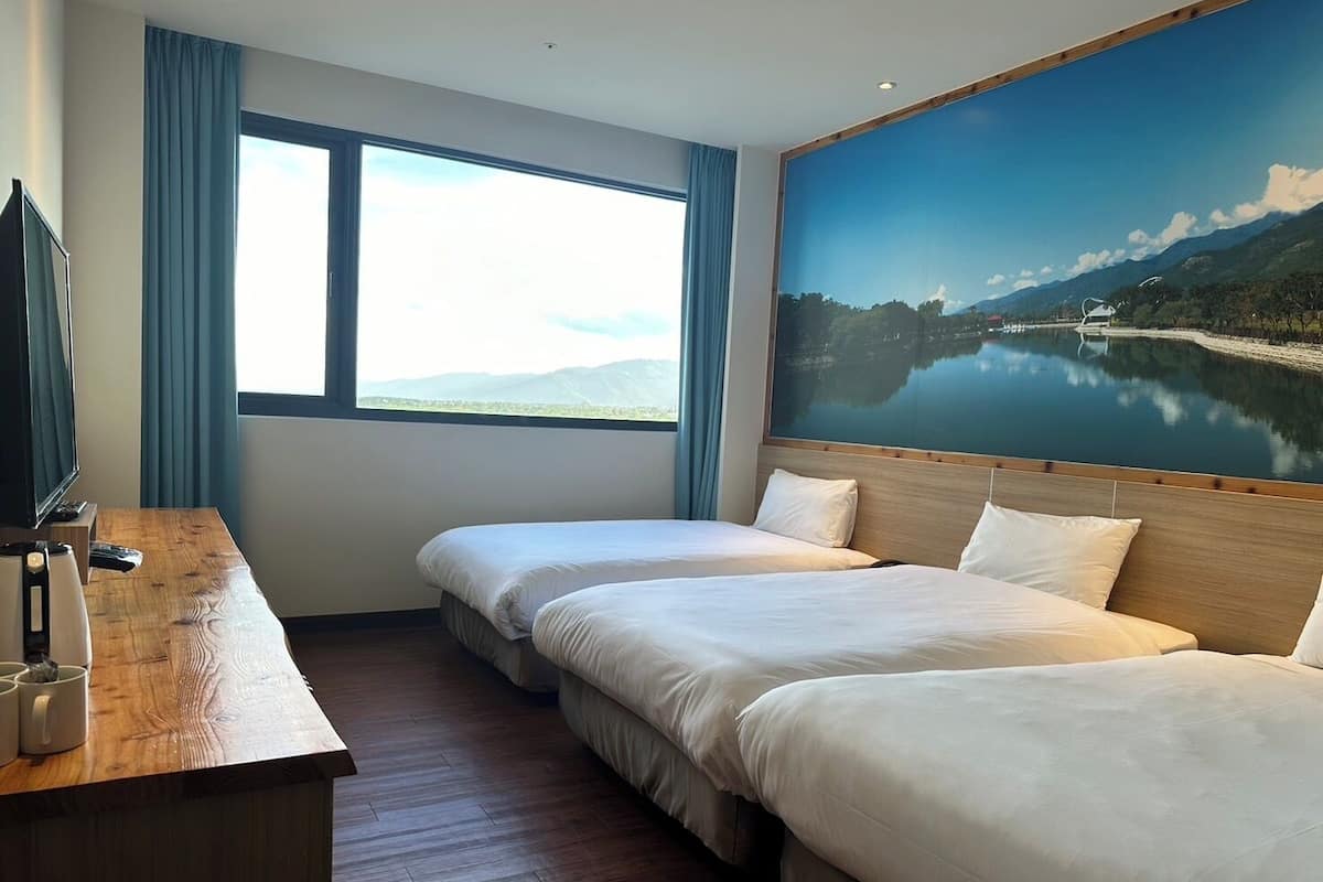 Habitación triple Elite | Escritorio, sistema de insonorización, wifi gratis y ropa de cama