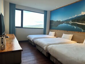 精緻三人房 | 書桌、隔音、免費無線上網、床單