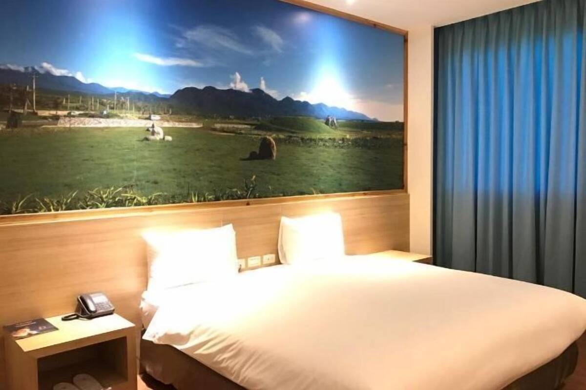 Escritorio, sistema de insonorización, wifi gratis y ropa de cama