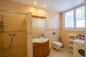 Bathtub, free toiletries, hair dryer, bidet