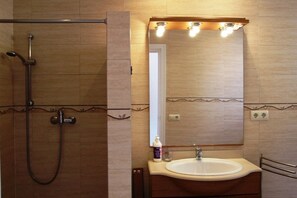 Bathtub, free toiletries, hair dryer, bidet - "Villa Montemar" Tossa de Mar (Tossa de Mar)