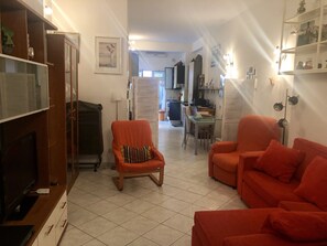 Smart TV, libros, biblioteca musical y estéreo