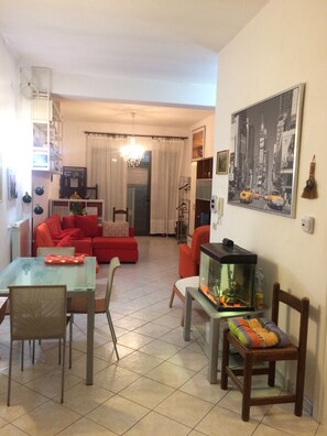 Smart TV, libros, biblioteca musical y estéreo 