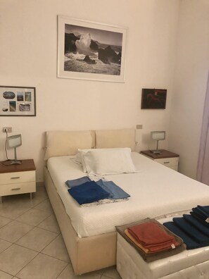 1 habitación, tabla de planchar con plancha, wifi gratis y ropa de cama 
