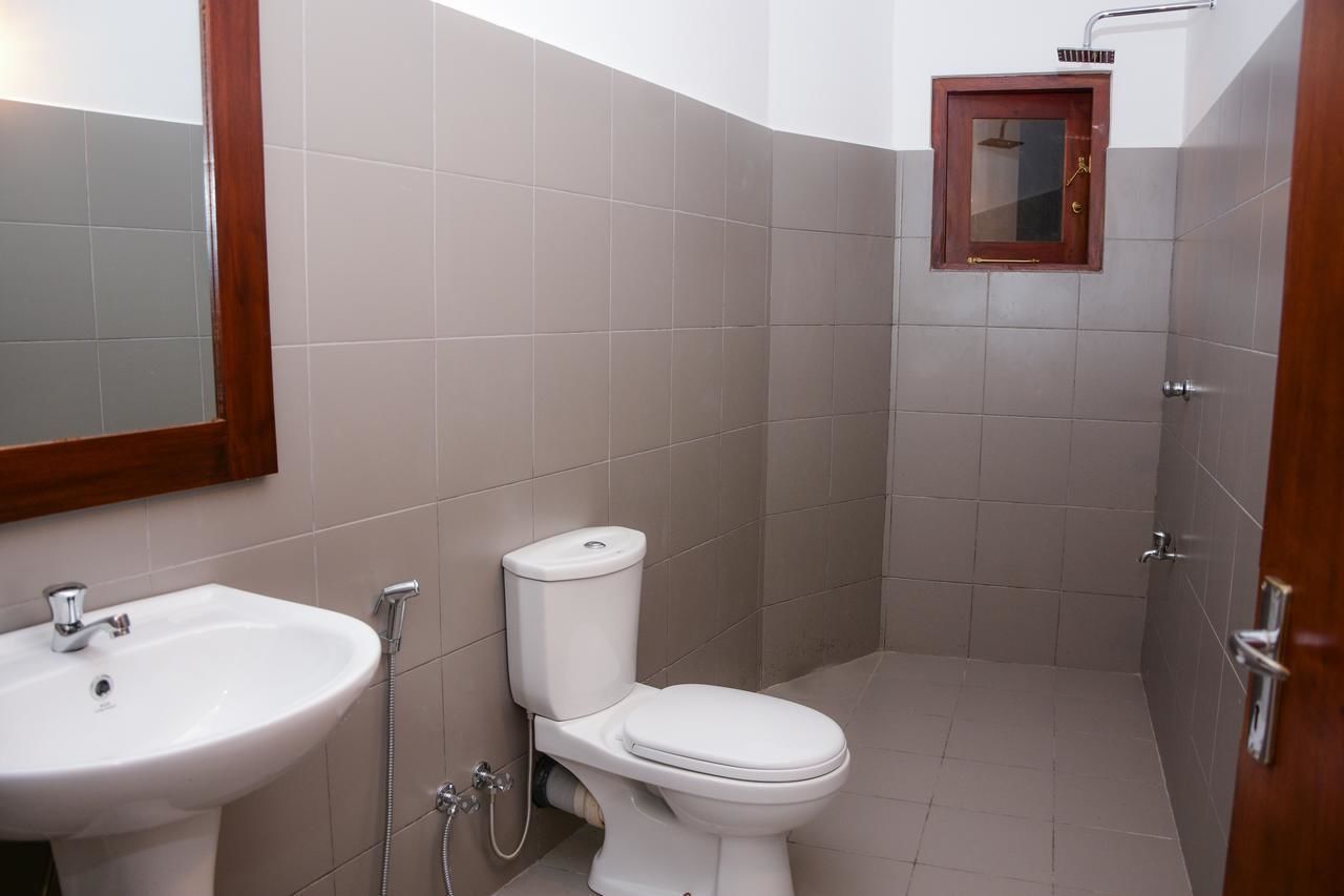 Shower, pancuran hujan, pengering rambut, dan handuk