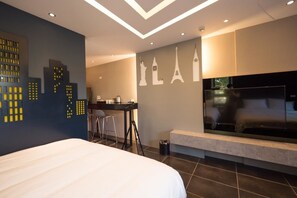 Luxury Quadruple Room (205) | Desk, blackout drapes, free WiFi, bed sheets - Okra Villa (Hengchun)