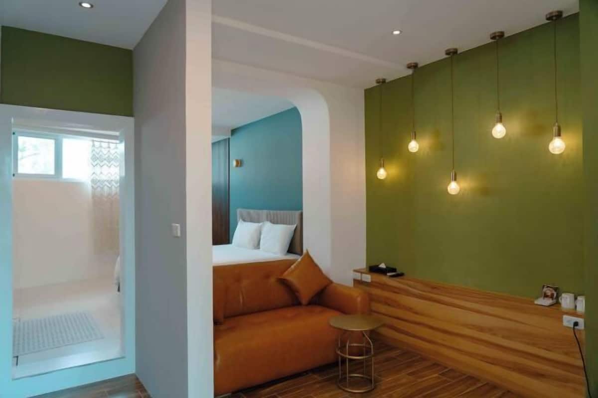 Escritorio, cortinas blackout, wifi gratis y ropa de cama