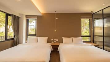 Chambre Quadruple, vue jardin (105) | Bureau, rideaux occultants, Wi-Fi gratuit, draps fournis