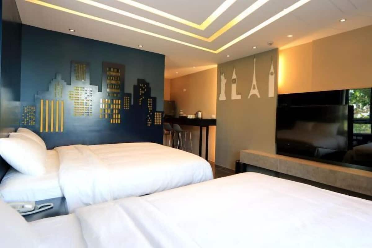 Escritorio, cortinas blackout, wifi gratis y ropa de cama