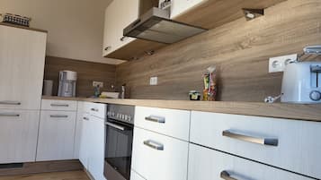 Kühlschrank, Ofen, Geschirrspüler, Wasserkocher mit Kaffee-/Teezubehör