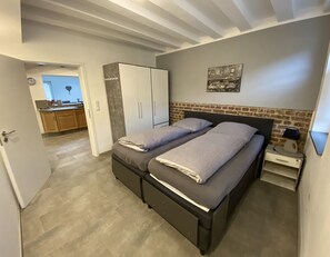 4 slaapkamers, een strijkplank/strijkijzer, gratis wifi, beddengoed