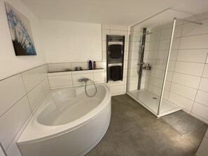 Een douche, een haardroger, handdoeken, zeep