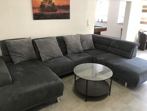 Smart TV, fireplace, ping pong