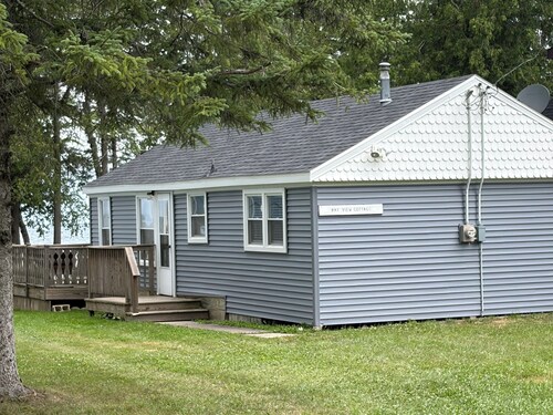 Waterfront 2 b.r. Bay View Cottage/sunsets/wineries/lighthouses/beaches/fishing
