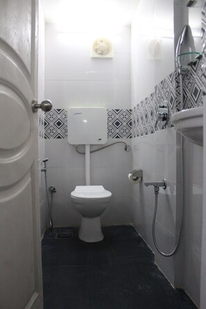 Bathroom - Home sweet home juhu (mumbai)