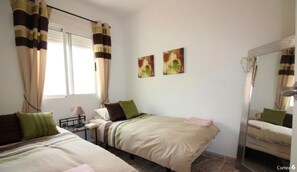 2 chambres, fer et planche à repasser, Wi-Fi, draps fournis