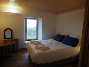 4 quartos, ferros/tábuas de passar roupa, berço de viagem
