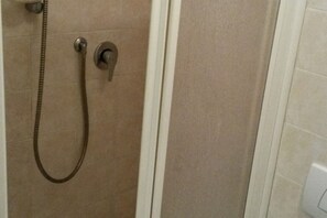 Dusche, Haartrockner, Bidet, Handtücher