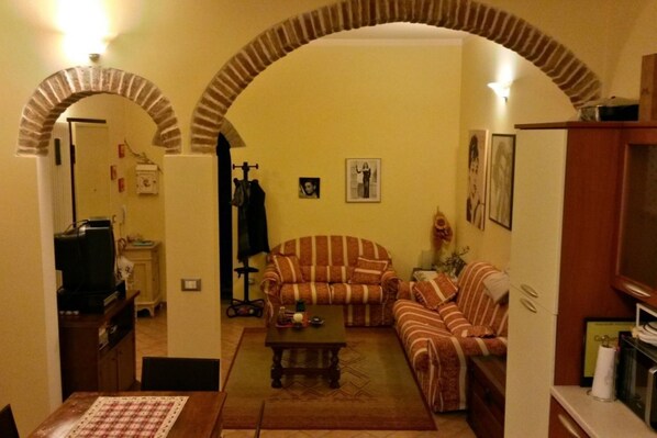 Living area - Frescoed ceilings and comfort on the ground floor (Bologna)