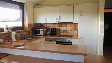 雪櫃、微波爐、焗爐、洗碗機