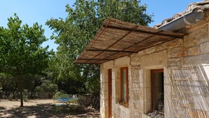 A rustic stone building with a thatched roof, a wooden door, and a window. - Mansion - Souvignargues (Souvignargues)