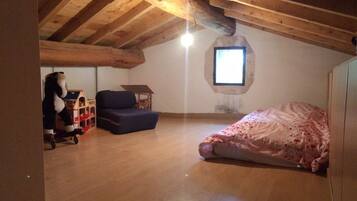 2 quartos, ferros/tábuas de passar roupa, berço de viagem, roupa de cama