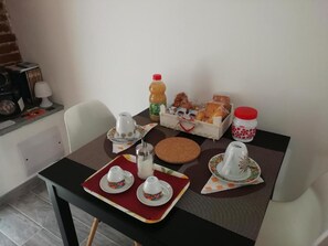 Dining - CASA FREJUS -Near the center and the Polytechnic - Bus 68 33 55 (Torino)