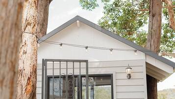 Treehouse | 1 bedroom, individually furnished, bed sheets, wheelchair access