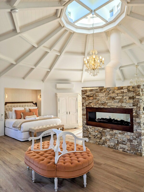 Luxury Suite | Dilengkapkan perabot secara berasingan, cadar katil, akses kerusi roda 