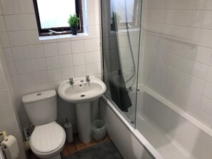 Combined shower/bathtub - Swale Corner Home from Home (Wellingborough)