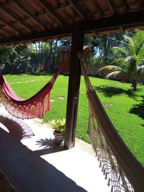 Terrace/patio - Beautiful house on Pau Grande beach, between Iriri and Piúma Min. 3 nights, max. 8 pax. (Lot. Portinho)