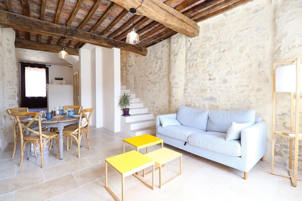 Télévision, lecteur de DVD, livres