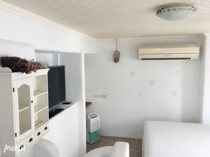 بديكورات فريدة لكل غرفة وطراز فريد لكل وحدة ومكتب وستائر تعتيم