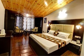 Desk, laptop workspace, soundproofing, iron/ironing board - Hotel Daffodil (Manali)