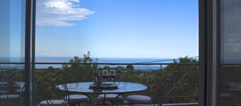 Luxurious apartment with stunning sea view.