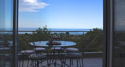 Appartement luxueux avec vue imprenable sur la mer.