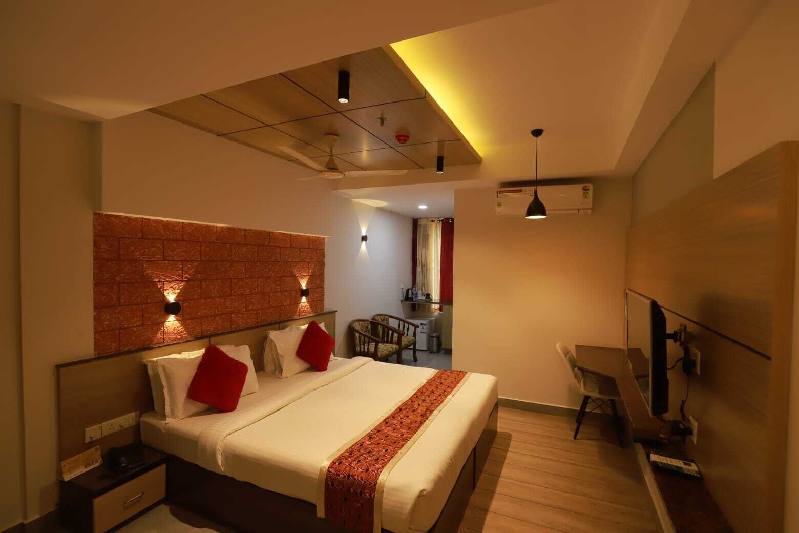 Deluxe Room, 1 Bedroom | Premium bedding, minibar, individually decorated, individually furnished