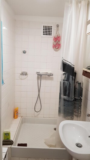 Ducha, toallas, shampoo