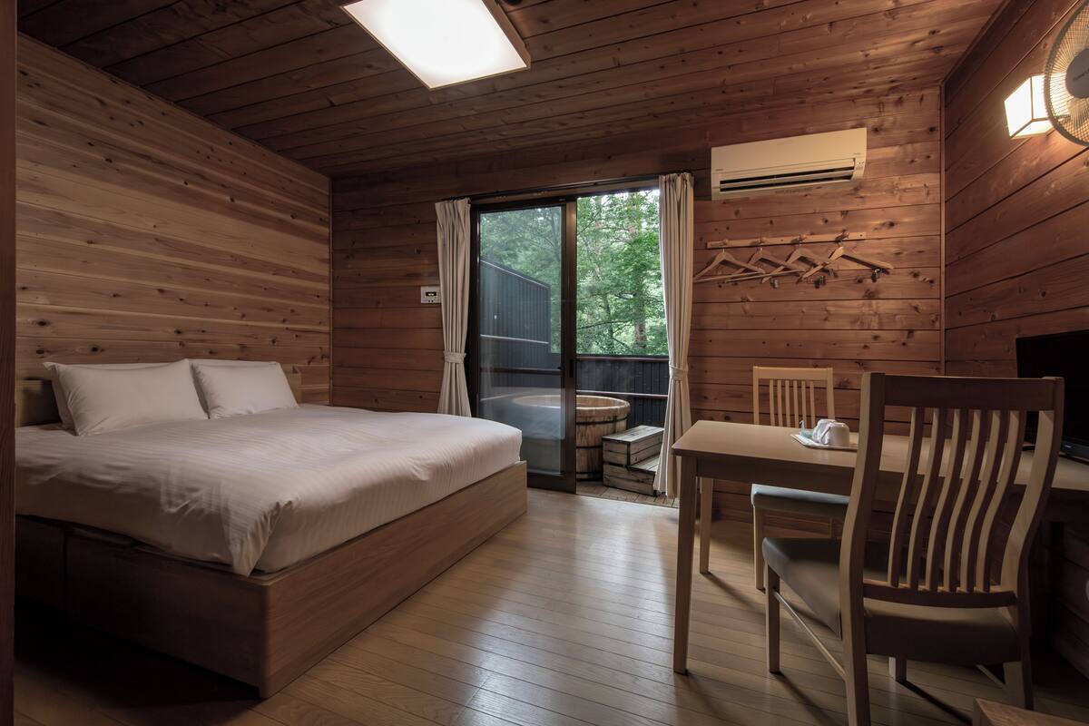 Phòng đôi, không hút thuốc, tòa nhà phụ (Building B with Wooden Open-Air Bath) | Bàn, truy cập Internet không dây miễn phí, bộ trải giường 